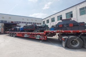 1200*1200雙齒輥破碎機，兩臺900*900軌道移動雙齒輥破碎機發(fā)往云南