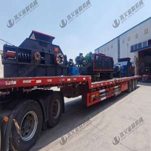 1200*1200雙齒輥破碎機(jī)，兩臺(tái)900*900軌道移動(dòng)雙齒輥破碎機(jī)發(fā)往云南