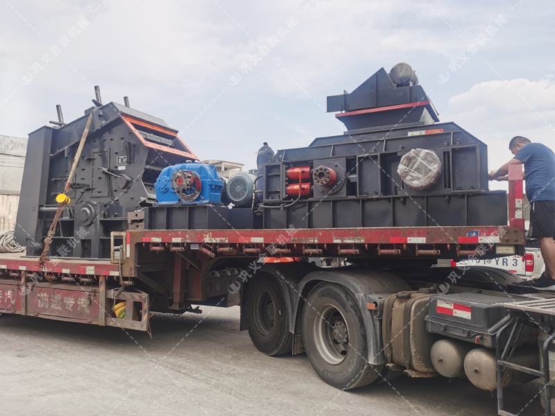1000*700液壓對(duì)輥制砂機(jī)，1210反擊破發(fā)往四川