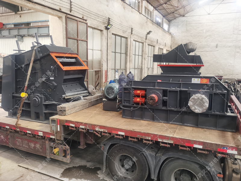 1000*700液壓對(duì)輥制砂機(jī)，1210反擊破發(fā)往四川