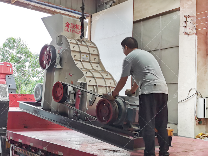 中型無篩底雙級粉碎機(jī)設(shè)備發(fā)貨圖片