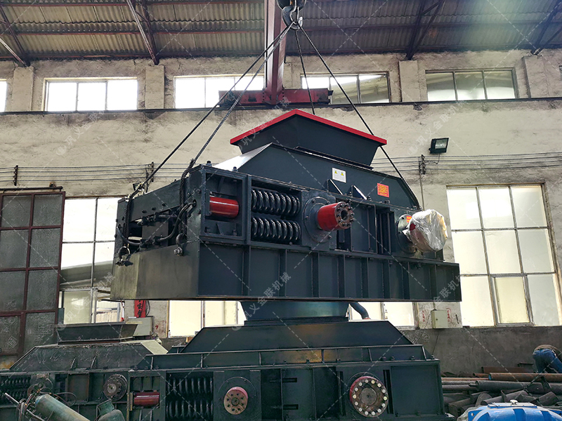 2PG1007型半自動(dòng)液壓對輥制砂機(jī)發(fā)往河南