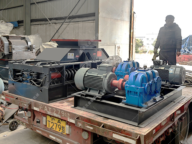 800x600中型對輥破碎機(jī)-對輥式破碎機(jī)發(fā)往廣西