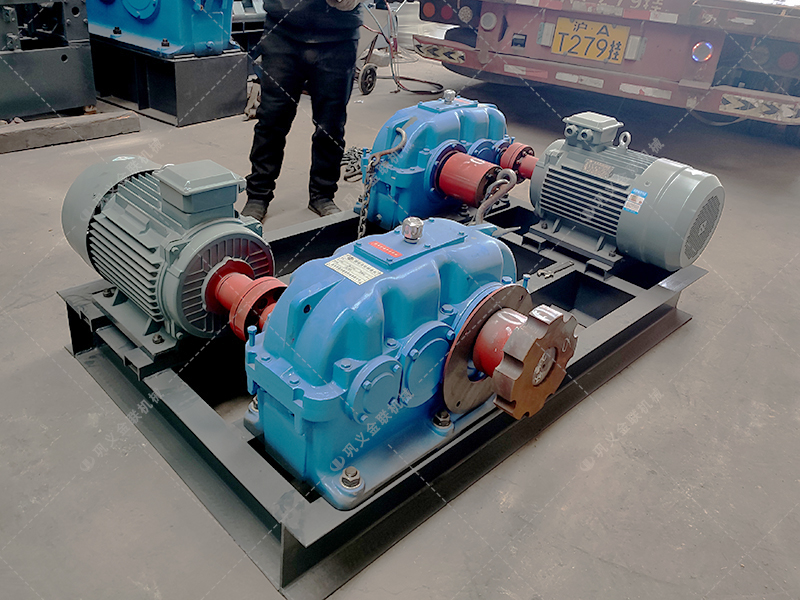 800x600中型對輥破碎機(jī)-對輥式破碎機(jī)發(fā)往廣西