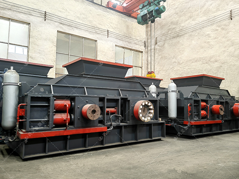 大型全自動液壓對輥制砂機(jī)發(fā)往四川成都