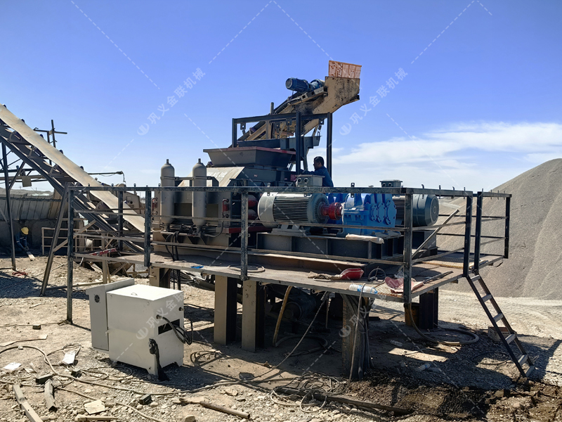 石英石制成石英砂，用液壓對輥制砂機(jī)更勝一籌！