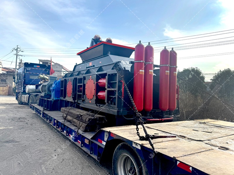 時產(chǎn)120噸液壓對輥制砂機——打造高能效的生產(chǎn)典范