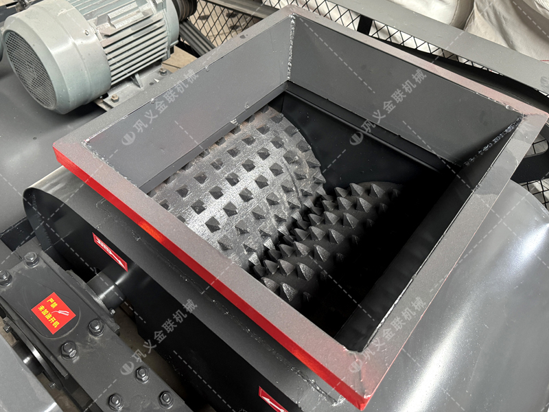 雙齒輥破碎機(jī)真的能“干濕通破”嗎？它的工作原理是什么？