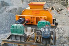 大型對輥式河卵石制砂機安裝現(xiàn)場
